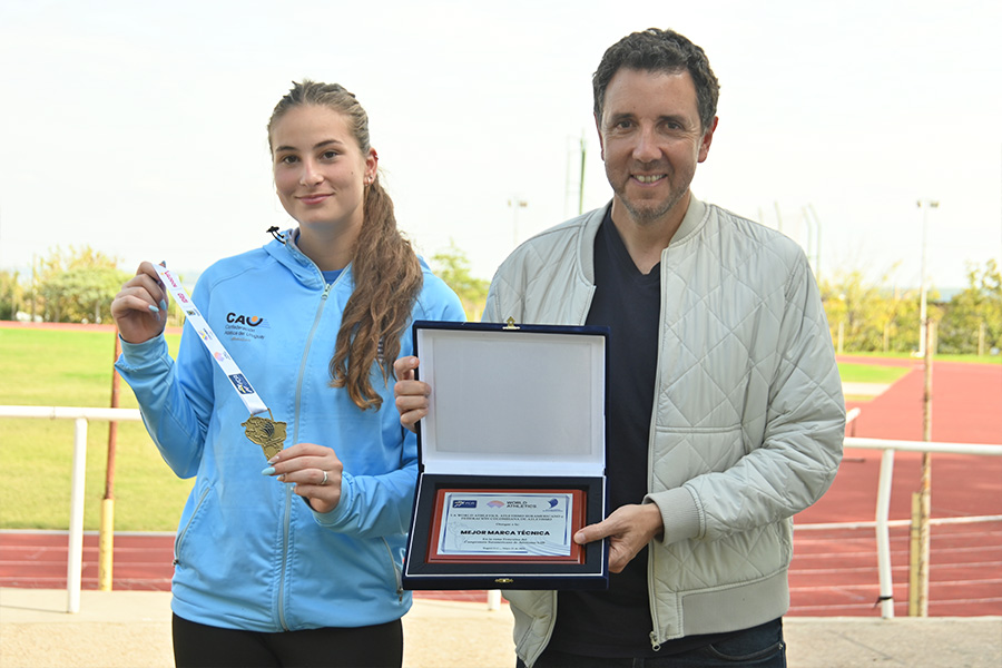 Manuela junto al Director de Deportes Guillermo Arias