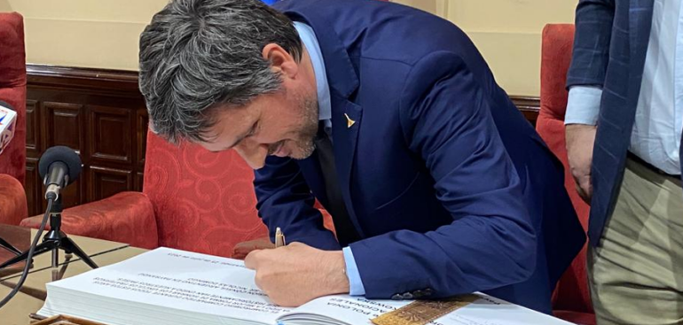 Consul argentino firmando el libro de visitas