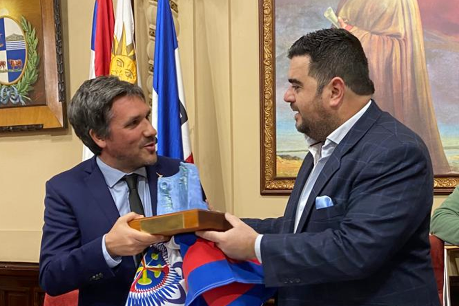 Consul argentino junto al intendente de Paysandú