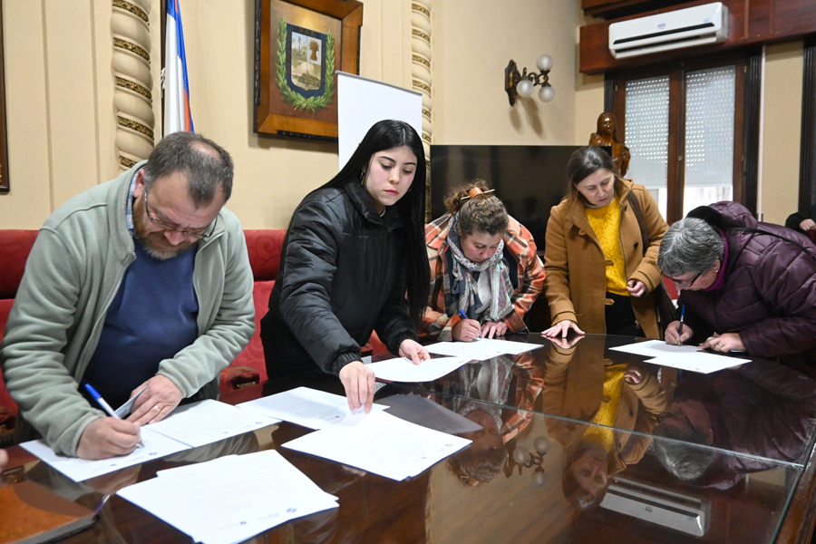 Participantes firmando