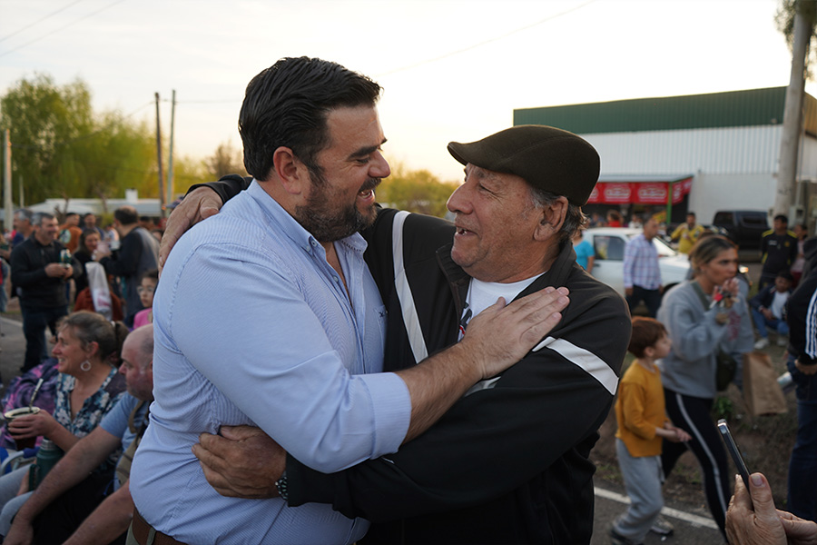 Intendente con vecinos