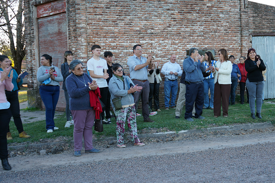 Autoridades junto a vecinos de la zona