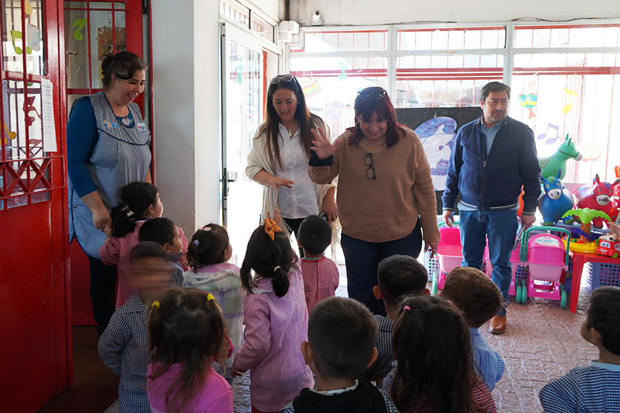Intendente con niños en Caif