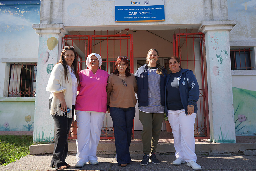 Intendente junto a personal del Caif