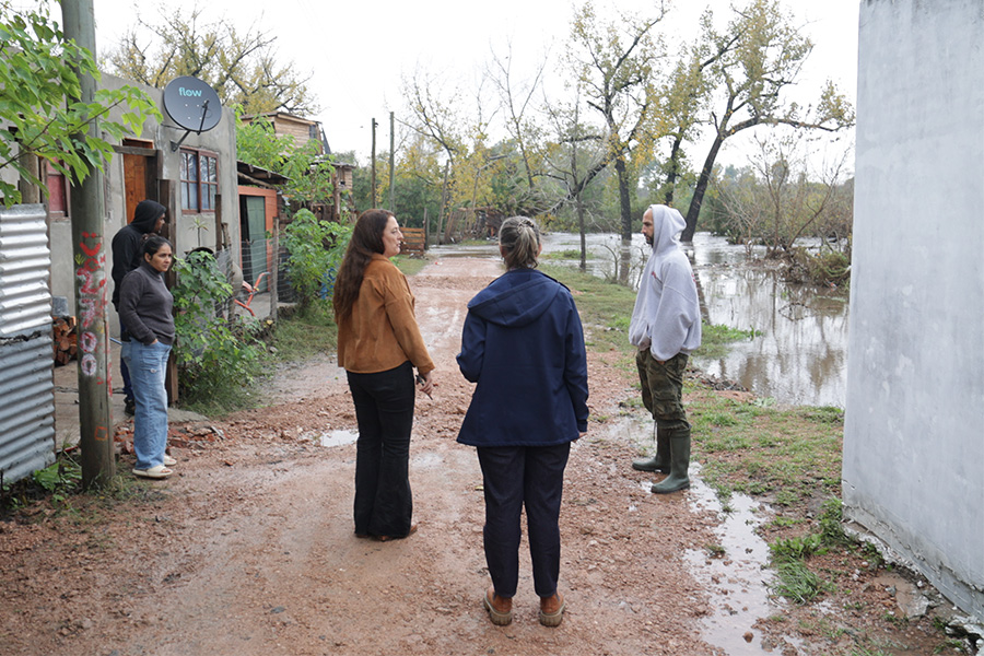 Directora recorriendo zona afectada