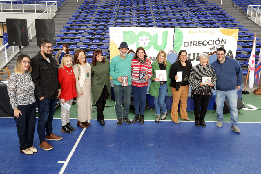Autoridades junto a escritores