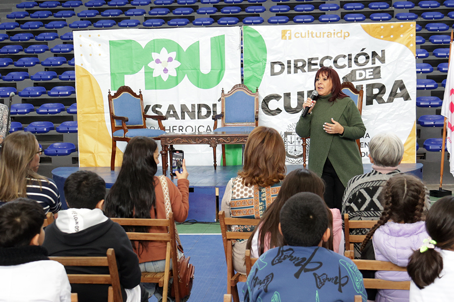 Intendente exponiendo