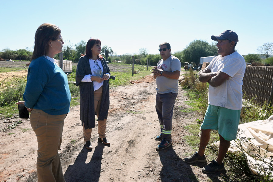 Intendente junto a vecinos de la zona