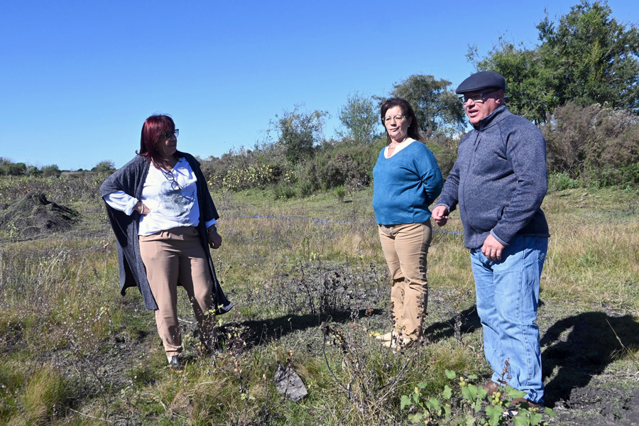 Intendente junto a autoridades