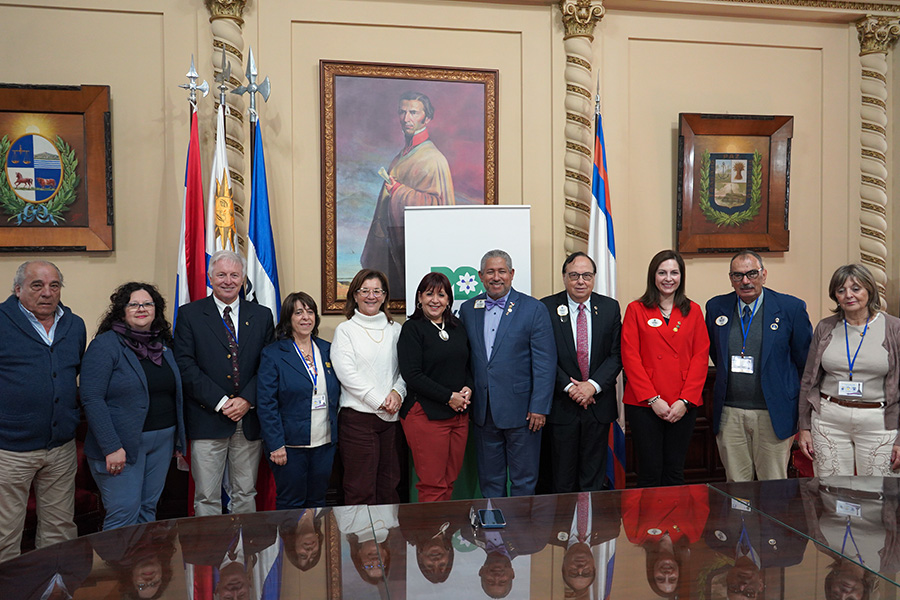Leones, Intendente y autoridades posan para la foto