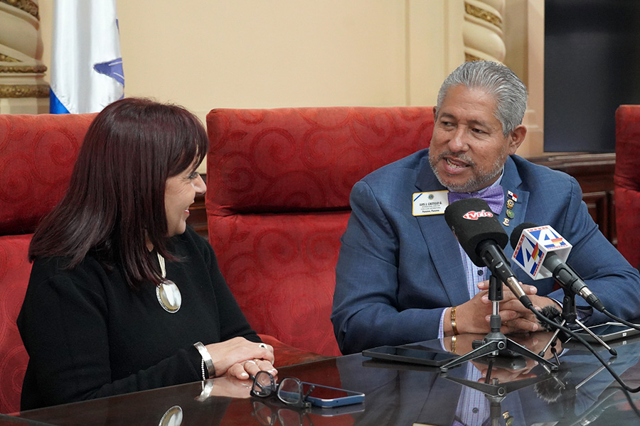 Intendente junto al Director Internacional de Clubes de Leones 