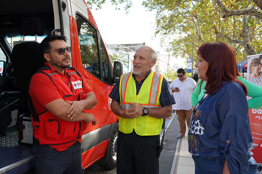 Intendente junto a personal de SIET