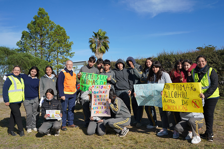 Alumnos junto a equipo de tránsito