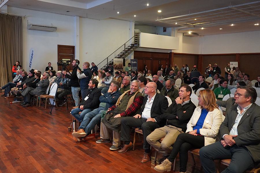 Autoridades y público presente
