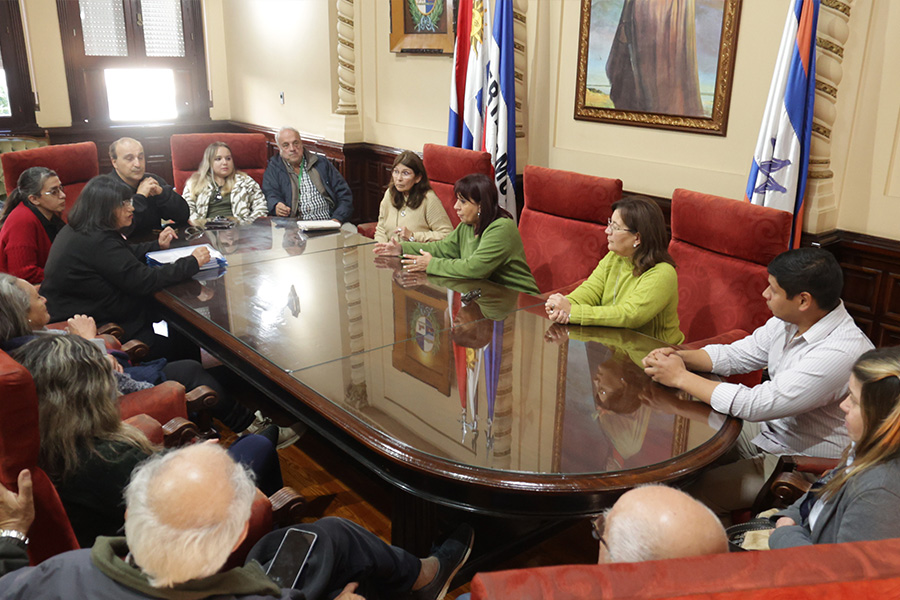 Intendente junto a vecinos