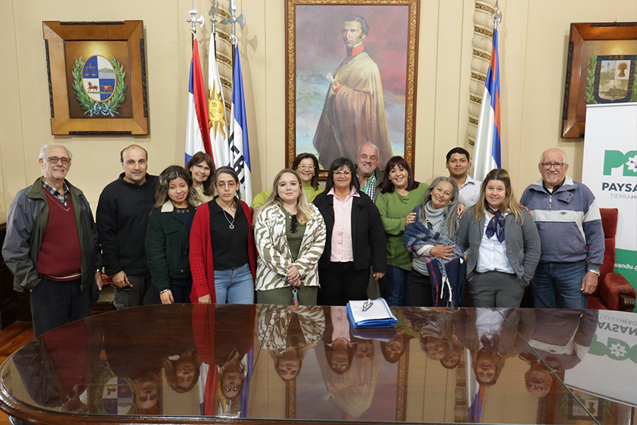 Intendente junto a vecinos