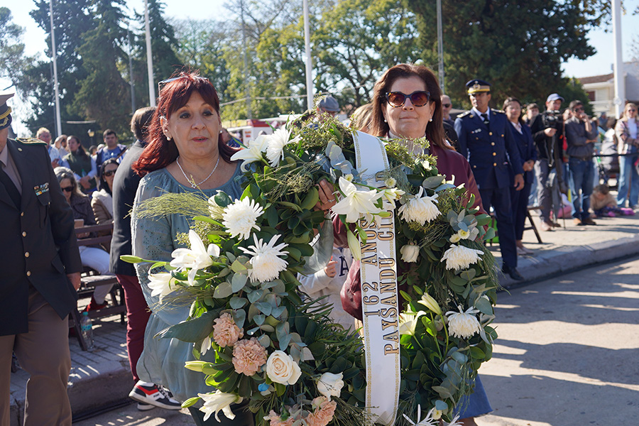 Intendente deposita ofrenda floral