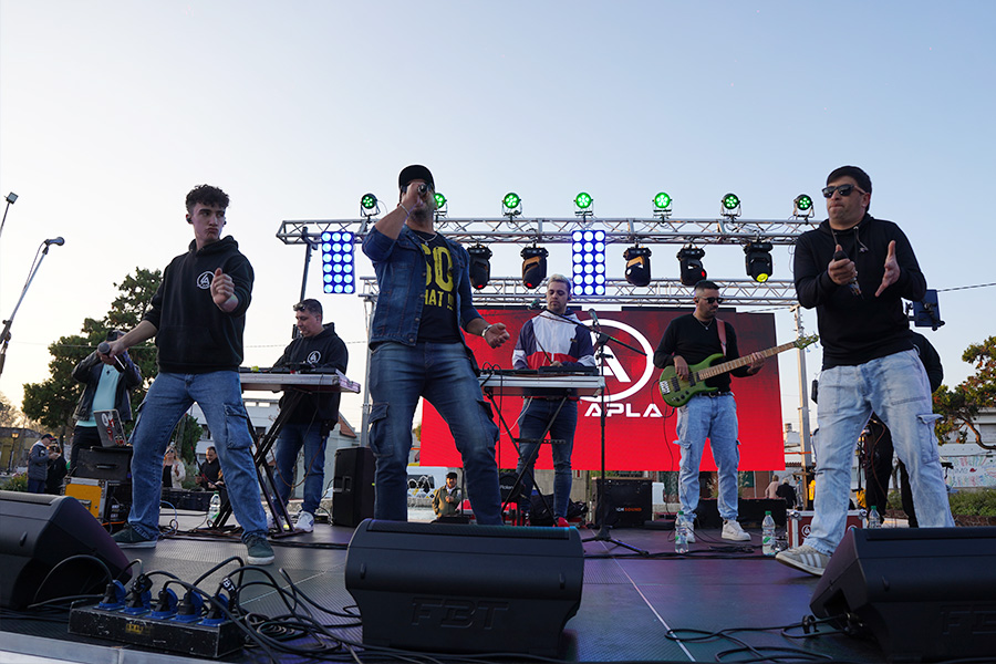 Banda en escenario