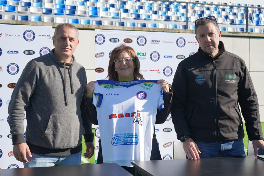 Autoridades mostrando la nueva camiseta