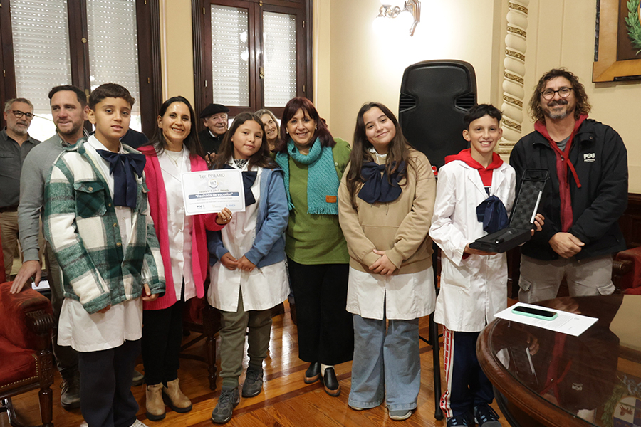 Intendente con alumnos escuela