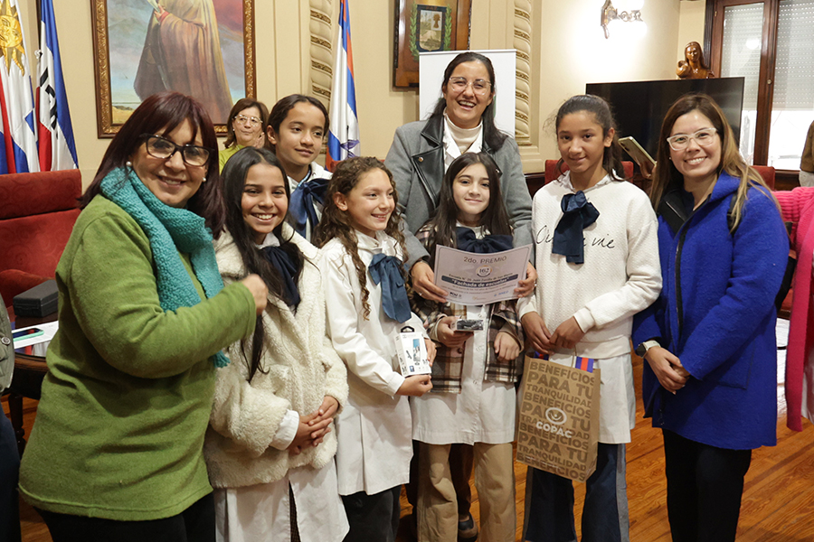 Intendente con alumnos escuela