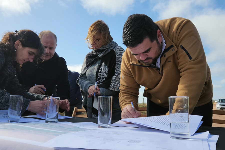 Intendente firmando contrato