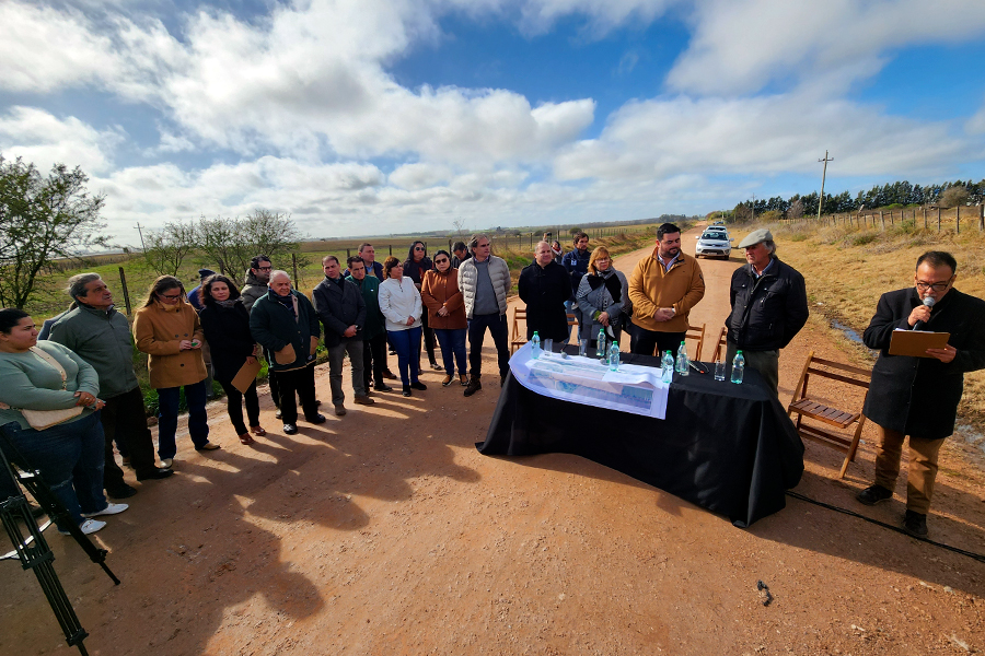 Intendente junto a autoridades