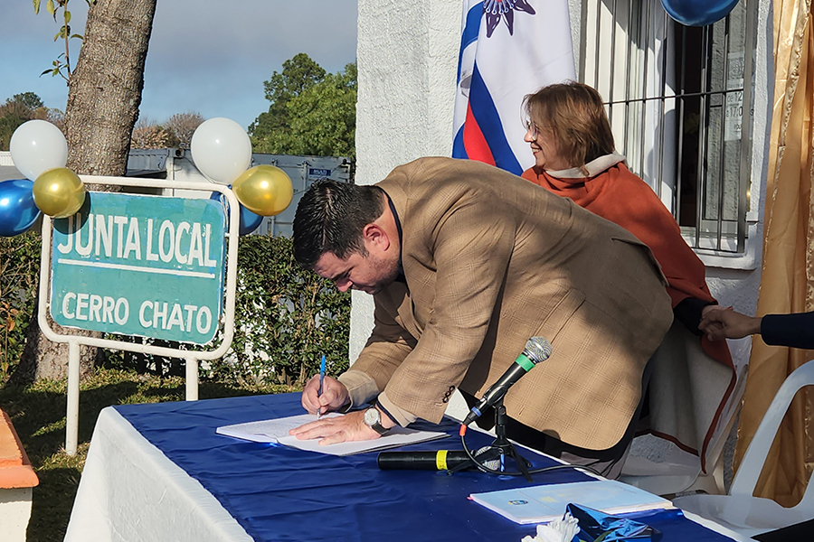 Intendente Olivera firmando