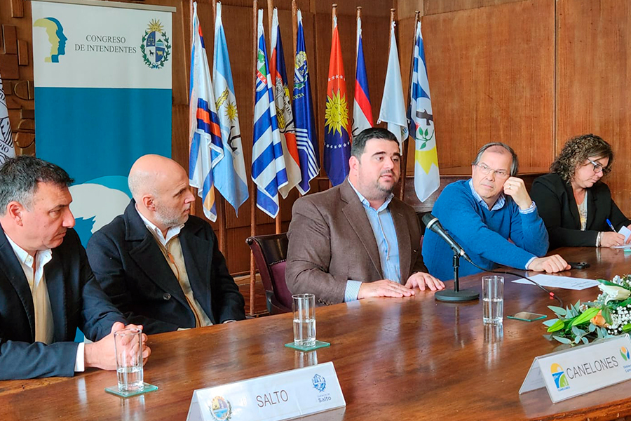 Intendente Olivera asumiendo la presidencia