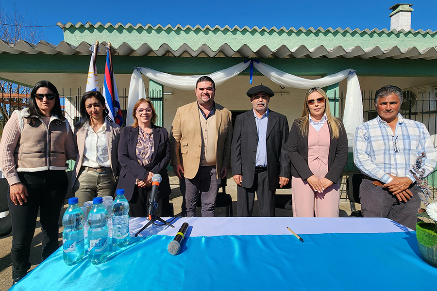 Intendente junto a alcalde y consejales