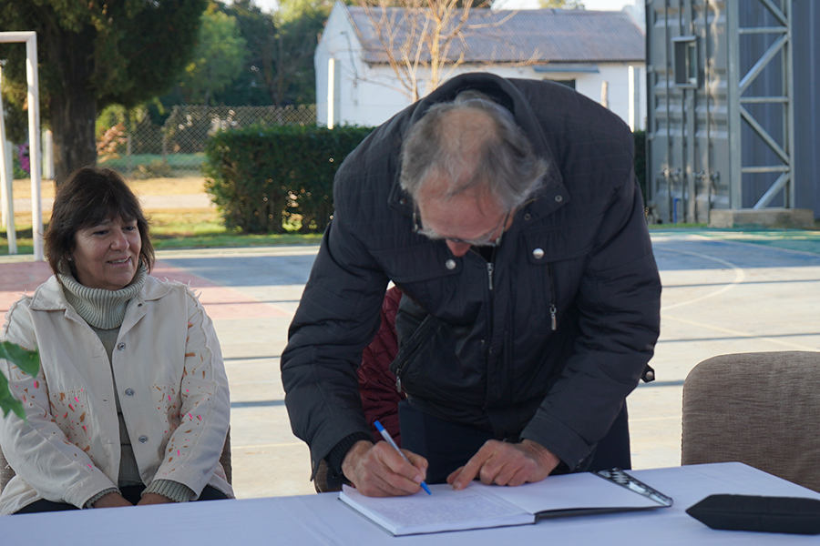 Alcalde de Lorenzo Geyres firmando