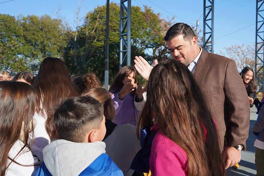 Intendente junto a niños de la localidad
