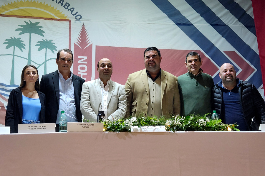 Intendente junto a alcalde y consejales