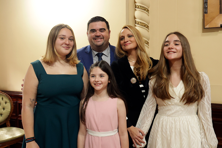 Intendente junto a su familia