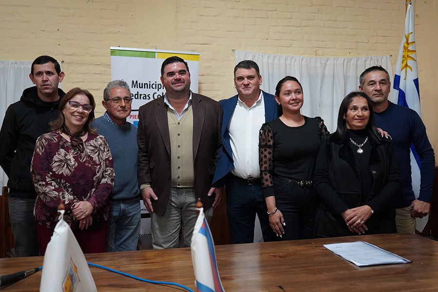 Intendente junto a concejales y alcalde