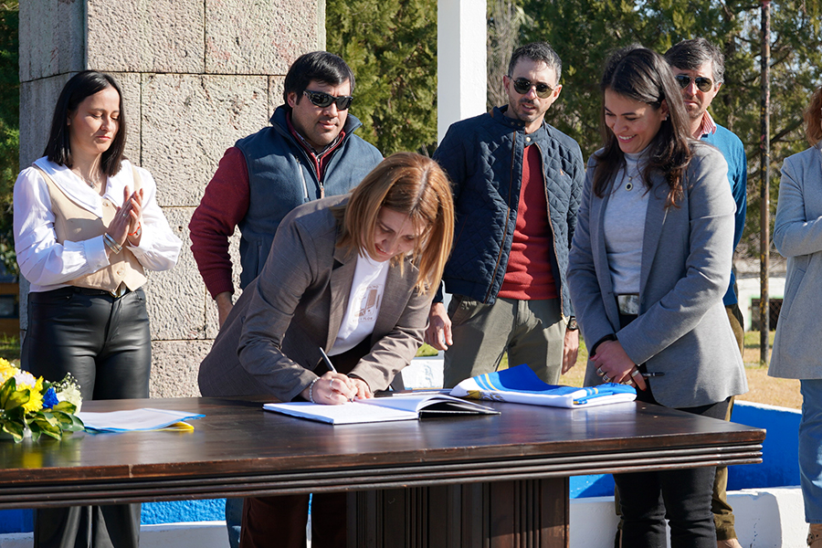 Alcalde de Quebracho firmando