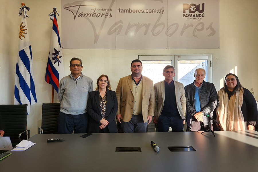 Intendente junto a alcalde y consejales