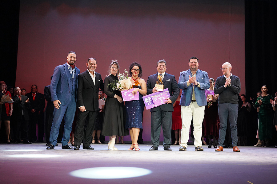 Intendente junto a ganadores