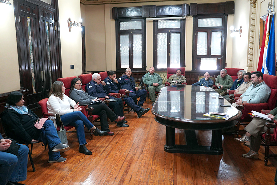 Intendente junto a integrantes del Cecoed