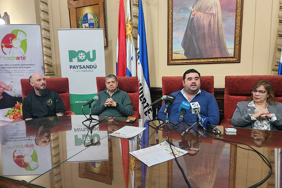 Intendente en rueda de prensa