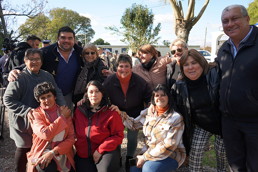 Intendente junto a vecinos