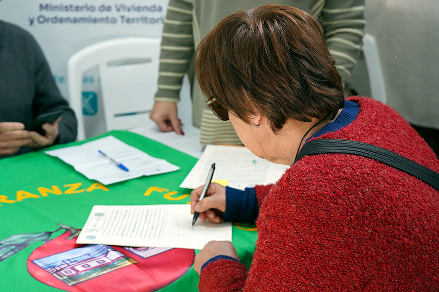 Vecina firmando titulos