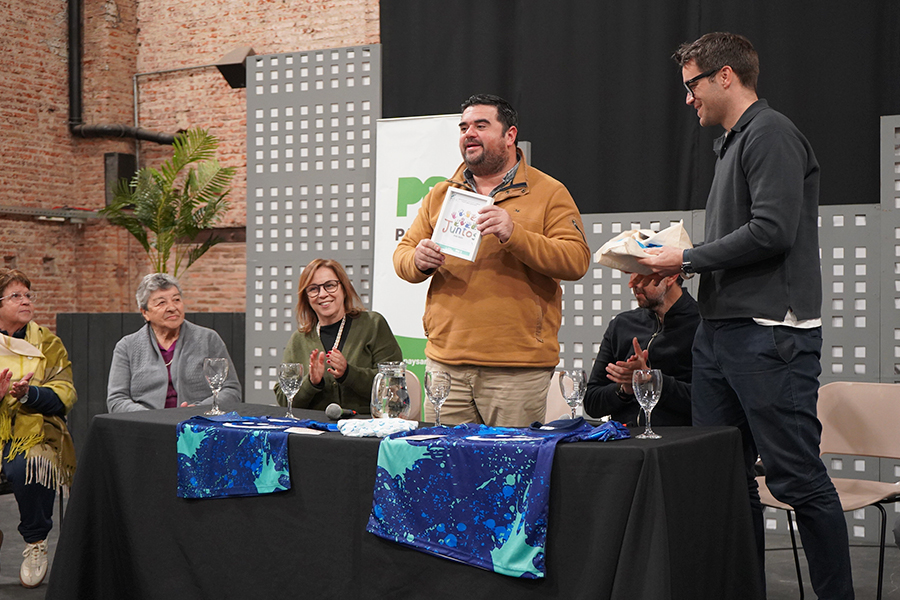 Intendente con responsables de la fundación