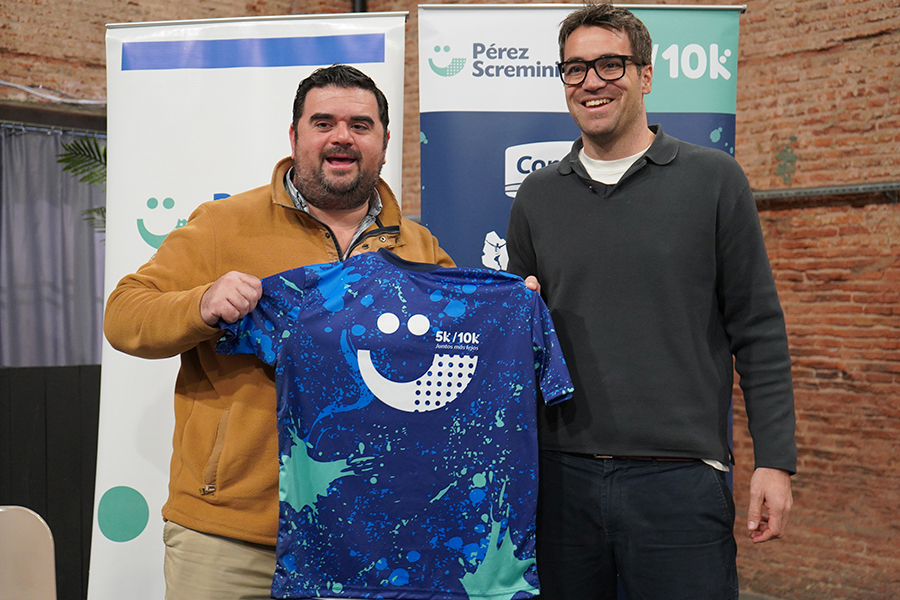 Intendente con remera ocicial de la carrera