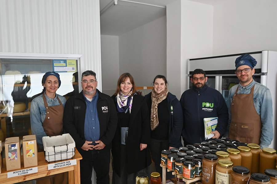 Personal de la idp haciendo entrega de la certificación