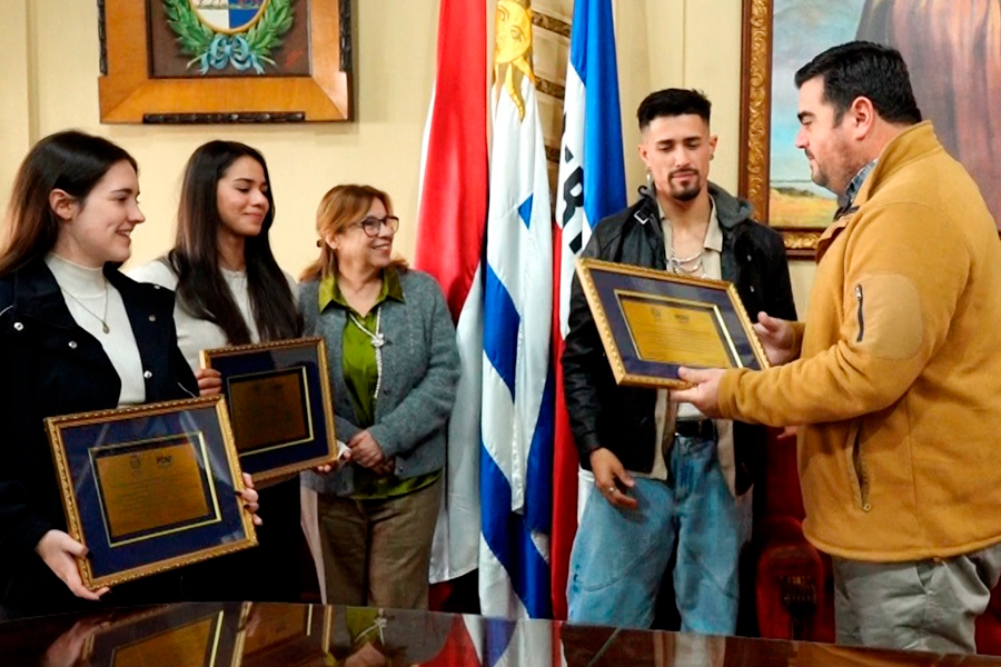 Intendente entrega placa a bailarines