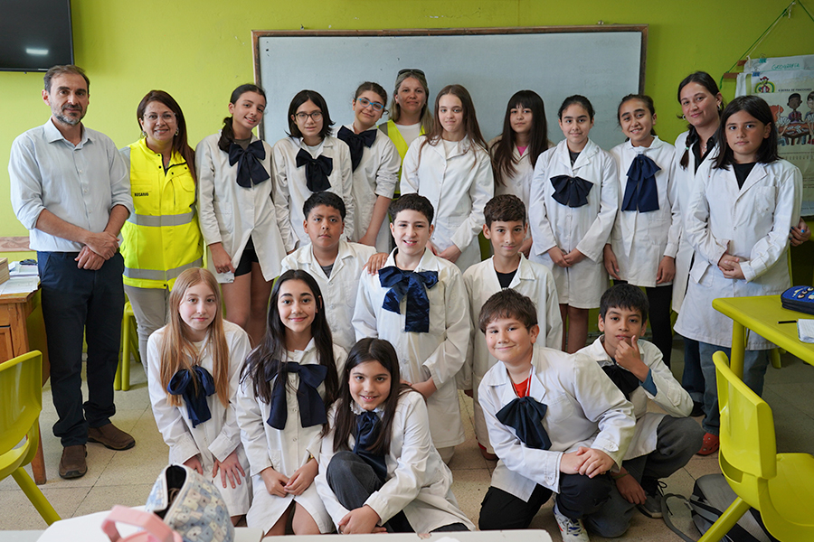 Alumnos de la escuela junto a DIrector de Tránsito
