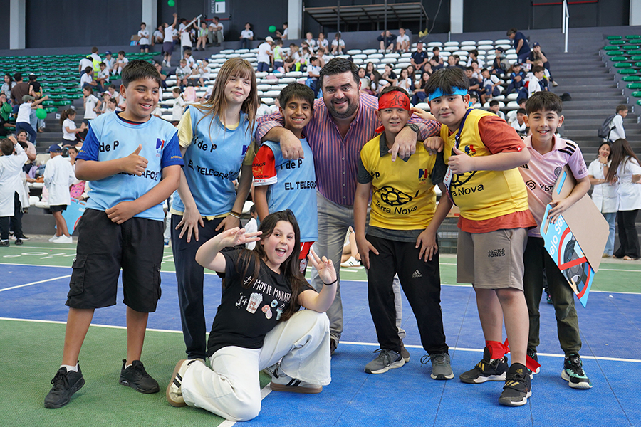 Intendente junto a niños