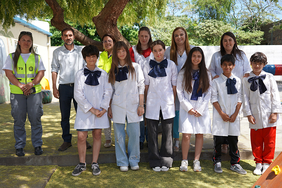 Alumnos de la escuela junto a DIrector de Tránsito