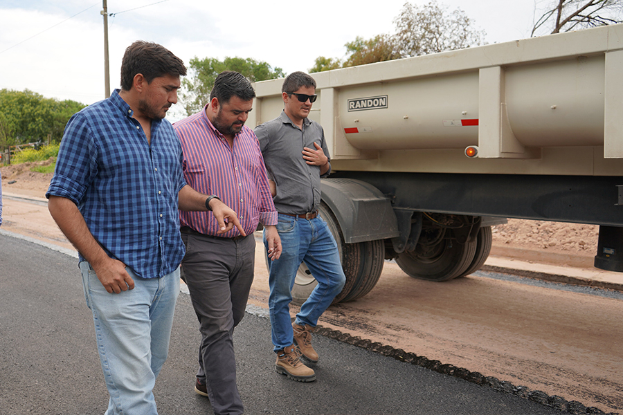 Intendente recorriendo la obra